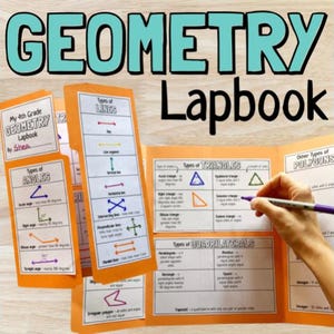 Könnte beinhalten: Ein offenes, orangefarbenes Lapbook mit dem Titel "GEOMETRY Lapbook" in türkisfarbenen Buchstaben. Das Lapbook enthält Diagramme und Text über Winkel, Linien, Dreiecke und Vierecke. Eine Hand hält einen Stift und zeigt auf die Diagramme.