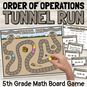 Puede incluir: Un juego de mesa de matemáticas de 5º grado titulado "Tunnel Run" con un camino sinuoso, un cofre del tesoro y piezas de juego. El juego incluye claves de respuestas y tarjetas con problemas de matemáticas. El texto "Order of Operations" está en la parte superior.