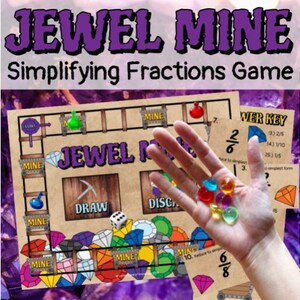 Puede incluir: Un juego de mesa titulado "JEWEL MINE Simplifying Fractions Game" con una mano sosteniendo gemas coloridas. El tablero del juego presenta un tema de mina con espacios, un área de sorteo y el texto "MINE". También son visibles ejemplos de fracciones y una "WER KEY".