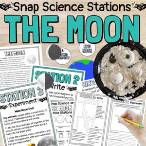 Op de afbeelding: Educatieve wetenschapsactiviteitenset getiteld "Snap Science Stations: The Moon". De afbeelding bevat werkbladen, een model van de maan met kraters en de tekst "THE MOON" in grote turquoise letters. Bevat instructies voor een maanstofexperiment.