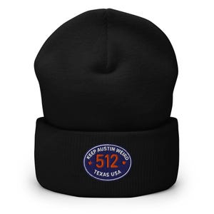 Peut inclure: Bonnet noir avec bord replié. Le bonnet présente un écusson brodé avec le texte "Keep Austin Weird" et "512 Texas USA" dans un design circulaire. Le bonnet est fait d'une matière tricotée douce.