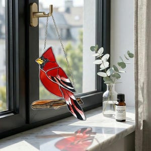 Atrapasueños de cardenal de vitral hecho a mano, decoración de ventana con pájaro rojo, regalo conmemorativo para amantes de las aves, adorno de ventana con motivos naturales, arte en vidrio.