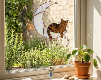 猫のメモリアルサンキャッチャー（骨壺付き）｜名前入りペットロスギフト｜ステンドグラスの猫が月にいる｜ペットの毛のメモリアルボトル