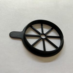 Può includere: Taglia-agrumi in plastica nera con manico e otto raggi per tagliare gli agrumi a spicchi.