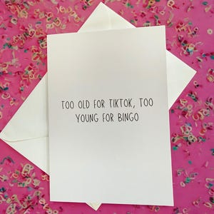 Demasiado mayor para TikTok, demasiado joven para el bingo: tarjetas de felicitación divertidas para amigos: sarcásticas, atrevidas y un poco inapropiadas.