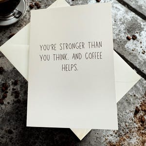 Vous êtes plus fort que vous ne le pensez. Et le café vous aide - Cartes de voeux amusantes pour amis - sarcastiques, impertinentes et légèrement inappropriées