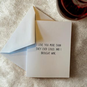 Ich liebe dich mehr als sie jemals könnten. And I Brough Wine - Lustige Grußkarten für Freunde – sarkastisch, frech und ein wenig unpassend