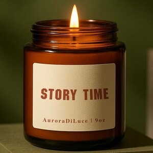 Bougie parfumée à la cire de soja « L'Heure du Conte » | Pot ambré Cozy Reader (255 g