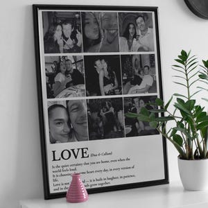 Peut inclure: Impression encadr&eacute;e en noir avec neuf photos en noir et blanc de couples. L'impression comprend le mot "LOVE" et une citation sur l'amour. Un petit vase rose est devant l'impression, et une plante en pot est &agrave; droite.