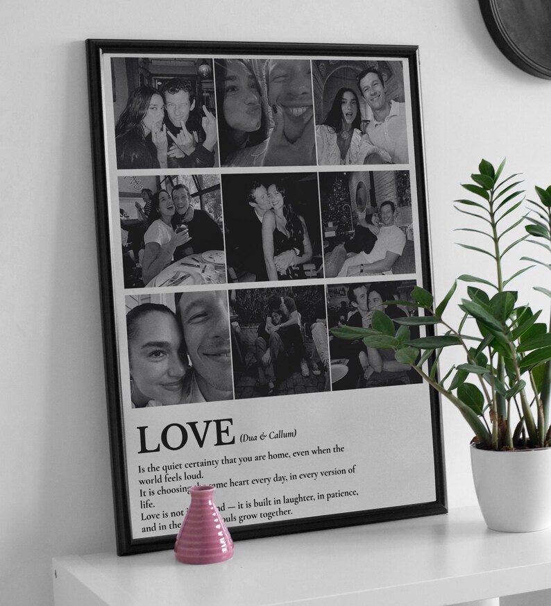 Peut inclure: Impression encadr&eacute;e en noir avec neuf photos en noir et blanc de couples. L'impression comprend le mot "LOVE" et une citation sur l'amour. Un petit vase rose est devant l'impression, et une plante en pot est &agrave; droite.