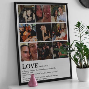 Peut inclure: Une affiche encadr&eacute;e noire avec un collage de photos personnelles et le mot "LOVE" en bas, accompagn&eacute; d'une citation sur l'amour. L'affiche est pos&eacute;e sur une surface blanche, avec une plante en pot.