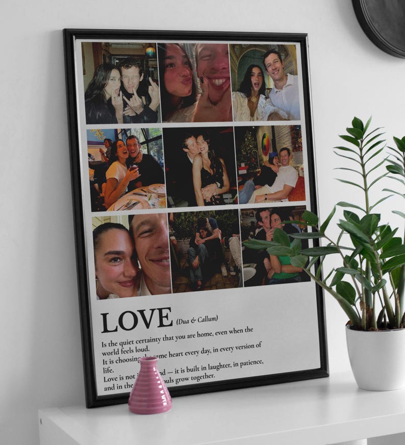 Peut inclure: Une affiche encadr&eacute;e noire avec un collage de photos personnelles et le mot "LOVE" en bas, accompagn&eacute; d'une citation sur l'amour. L'affiche est pos&eacute;e sur une surface blanche, avec une plante en pot.