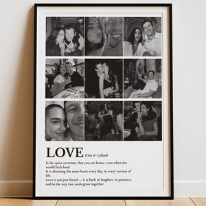 Peut inclure: Impression encadr&eacute;e en noir et blanc avec un collage de neuf photographies de couples. Le mot "LOVE" est imprim&eacute; en grandes lettres en gras en bas, avec une citation sur l'amour en dessous. L'impression est dans un cadre noir.