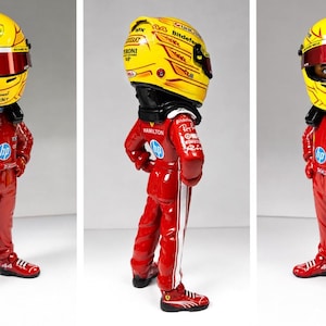 Peut inclure: Une figurine de collection représentant un pilote de course portant une combinaison rouge vif avec des bandes blanches et divers logos de sponsors. Le personnage porte un casque jaune avec une visière rouge foncé et un système HANS noir.