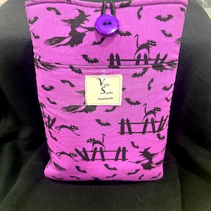 パープルウィッチブックスリーブ、ハロウィン猫とコウモリカバー、布製ブックプロテクター、丈夫なパッド入りブックスリーブ（ポケット付き）、ハードカバーペーパーバック4冊
