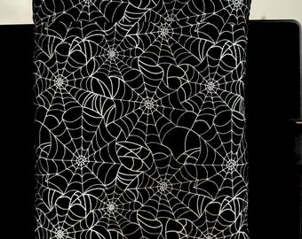 Funda de libro Web of Whimsy Spiderweb / Acolchada, forrada, con bolsillos, elástica y botones / Biblioteca Witching Hour – Limitada a 7