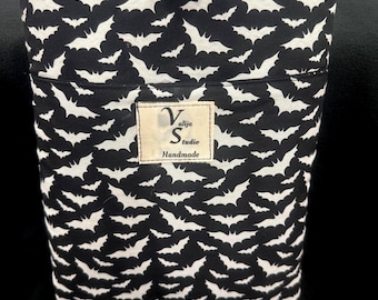 Funda para libro con estampado de murciélago, accesorio de lectura gótico, protector de libro de Halloween, funda acolchada grande con bolsillo y cierre - edición limitada