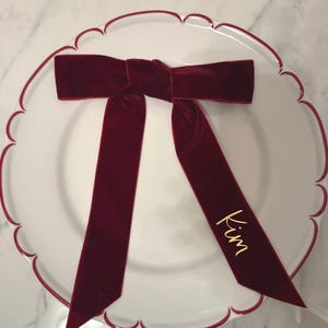 Personalized Velvet Bow Place Cards – Custom Name Ribbon for Christmas Table Setting, Holiday Dinner Decor, or Wedding