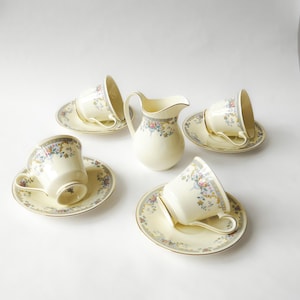 Винтажный чайный сервиз Royal Doulton Juliet (1981) – 4 цветочные чашки, блюдца и сливочник – английское очарование, идеально подходит для чаепитий в деревенском стиле.