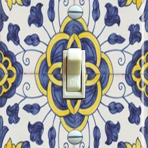 Könnte beinhalten: Ein weißer Lichtschalter mit einem blauen und gelben Blumenmuster. Der Schalter ist mit "ON" beschriftet.