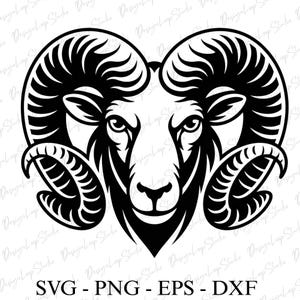 Può includere: Grafica in bianco e nero della testa di un ariete, con grandi corna ricurve e dettagli precisi del viso. L'immagine include il testo "SVG - PNG - EPS - DXF" in basso, che indica i formati dei file. Il design è audace e adatto a varie applicazioni.