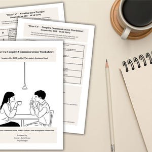Puede incluir: Vista superior de un espacio de trabajo con hojas de cálculo impresas, una taza de café, un lápiz, un bloc de notas y un teléfono inteligente. Las hojas de cálculo se titulan "Dear Us: Couples Communication Worksheet" y "Dear Us - Versión para Parejas".