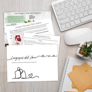 Puede incluir: Una escena de escritorio con hojas de trabajo impresas, un teclado y un ratón. Las hojas de trabajo incluyen texto en inglés y español sobre relaciones y comunicación. Una hoja tiene el título "Life Project Tree for Couples."