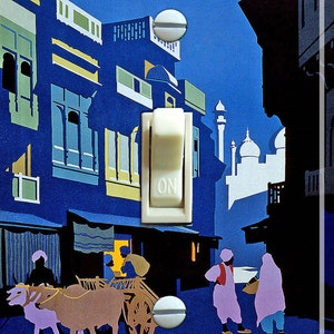 Peut inclure: Une affiche de voyage vintage aux couleurs bleu, jaune et blanc représentant une scène de rue en Inde la nuit. L'affiche comporte le texte "A Street By Moonlight" et "Visit India".