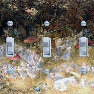 Puede incluir: Una placa de interruptor de luz con una ilustración caprichosa de hadas bailando en un entorno de bosque con setas y hongos. La placa tiene un fondo marrón claro con una estética vintage.