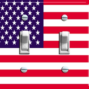 Könnte beinhalten: Ein Lichtschalter-Abdeckung mit einem amerikanischen Flaggen-Design. Die Abdeckung hat zwei Kippschalter mit dem Wort "ON" darauf gedruckt.