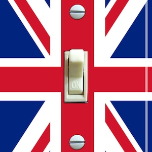 Op de afbeelding: Een lichtschakelaar-afdekplaat met een Union Jack-ontwerp. De schakelaar is wit en heeft de tekst "ON".