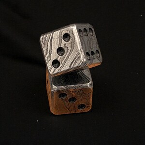 Par de dados de acero de Damasco hechos a mano: Marcas clásicas o cibernéticas, dados de metal para juegos de 20 mm imagen 5