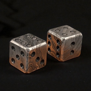 Par de dados de acero de Damasco hechos a mano: Marcas clásicas o cibernéticas, dados de metal para juegos de 20 mm imagen 7