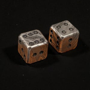 Par de dados de acero de Damasco hechos a mano: Marcas clásicas o cibernéticas, dados de metal para juegos de 20 mm imagen 6