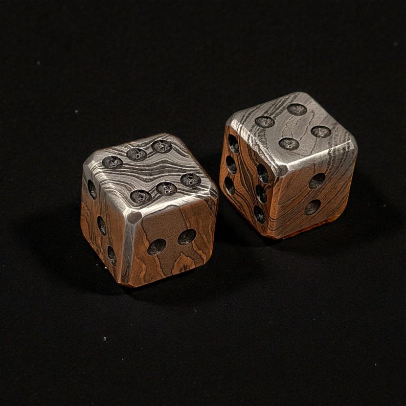 Par de dados de acero de Damasco hechos a mano: Marcas clásicas o cibernéticas, dados de metal para juegos de 20 mm imagen 6