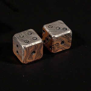 Par de dados de acero de Damasco hechos a mano: Marcas clásicas o cibernéticas, dados de metal para juegos de 20 mm imagen 3