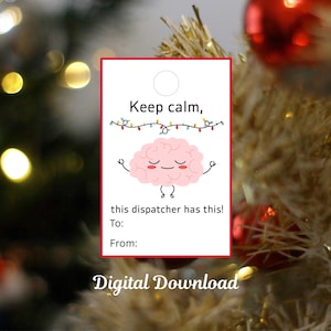 Puede incluir: Una etiqueta de regalo blanca con borde rojo con el texto "Keep calm, this dispatcher has this!" y un cerebro de dibujos animados. La etiqueta incluye espacios para "Para:" y "De:" y las palabras "Descarga digital".