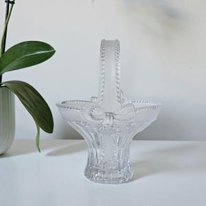 Evita 24% Lead Crystal Decorative Basket | Original Sticker | Bow Design image 2