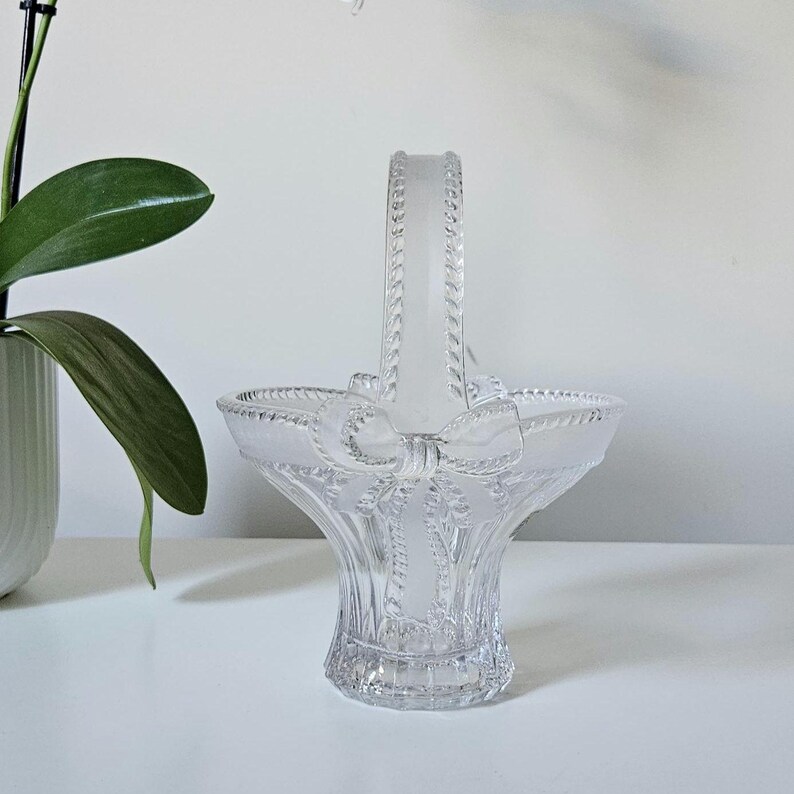 Evita 24% Lead Crystal Decorative Basket | Original Sticker | Bow Design image 2