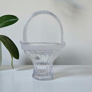 Evita 24% Lead Crystal Decorative Basket | Original Sticker | Bow Design image 3