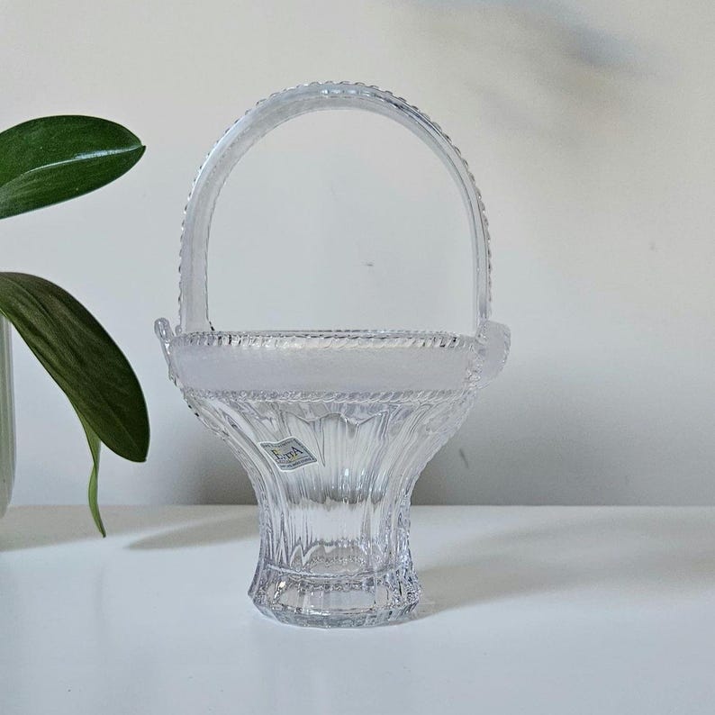 Evita 24% Lead Crystal Decorative Basket | Original Sticker | Bow Design image 3