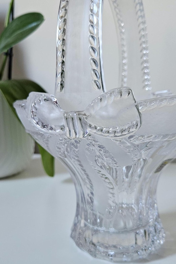 Evita 24% Lead Crystal Decorative Basket | Original Sticker | Bow Design