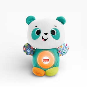 Pode incluir: Um brinquedo de pelúcia de urso panda com uma cabeça branca e detalhes em verde-azulado ao redor dos olhos e orelhas. O urso tem braços estampados coloridos e pés laranja e verdes. O centro do urso tem um círculo laranja com o logotipo da Fisher-Price.