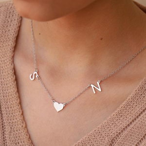 Collar con letras de plata, collar minimalista de iniciales de plata, doble nombre escrito a mano, joyería personalizada para pareja, regalo de Navidad para mamá y maestra.