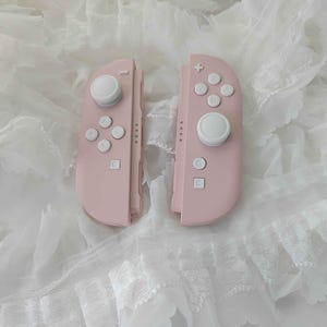 Niestandardowe różowo-białe Joy-Cony Switch 2 firmy Sakura