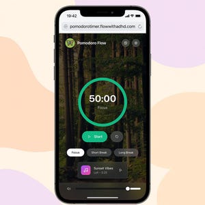 Puede incluir: Un teléfono inteligente muestra la interfaz de la aplicación "Pomodoro Flow". La pantalla muestra un temporizador configurado en 50:00, con opciones para enfoque, descansos cortos y largos. El fondo es una escena de bosque. La aplicación también presenta un reproductor de música.