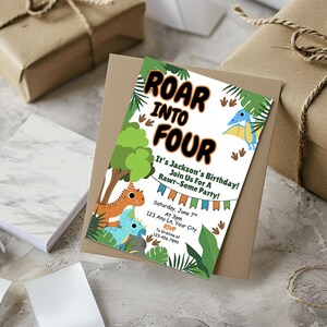 Może przedstawiać: Zaproszenie urodzinowe z motywem dinozaurów. Zaproszenie zawiera napis "ROAR INTO FOUR" z tekstem "It's Jackson's Birthday! Join Us For A Rawr-Some Party!" oraz szczegóły wydarzenia. Projekt zawiera kreskówkowe dinozaury i liście.