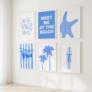 Könnte beinhalten: Sechs gerahmte Kunstdrucke mit Strandmotiv. Die Drucke zeigen blaue Illustrationen von Muscheln, einem Seestern, einem Bikini, Palmen und einem Surfbrett. Ein Druck hat den Text "MEET ME AT THE BEACH" in Weiß auf blauem Hintergrund.