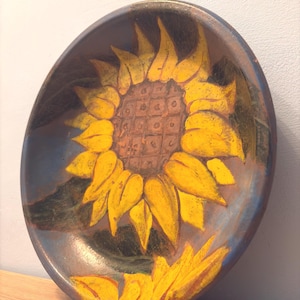 Bol de terracota con forma de girasol pintado a mano / Centro de mesa de cerámica de arte popular vintage