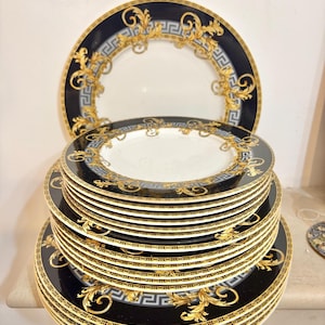 Puede incluir: Un juego de tres tazas de cerámica con un acabado mate moteado. Las tazas son en tonos crema, gris claro y gris oscuro. Cada taza tiene un diseño simple y minimalista, ideal para café o té.